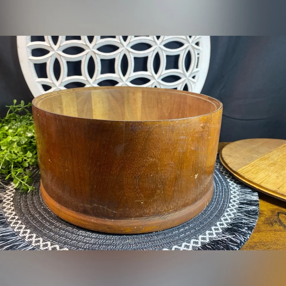 Vintage Round Lidded Wood Box‎